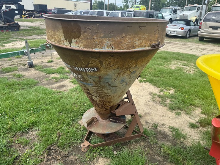 galvanized-3-pt-pto-fertilize-spreader-image-3