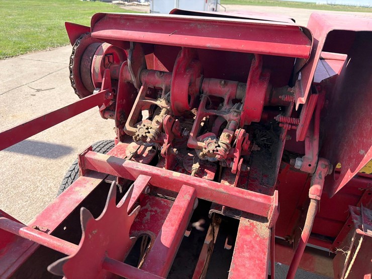 new-holland-275-image-23