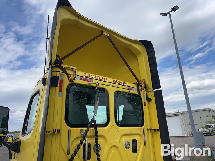 2016-freightliner-cascadia-125-image-14