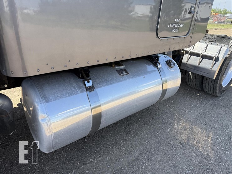 2009-peterbilt-386-image-18