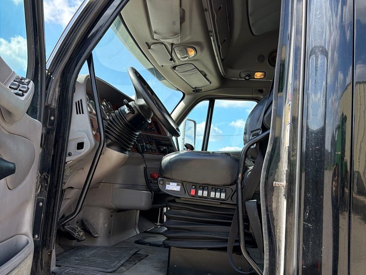2009-peterbilt-387-image-27