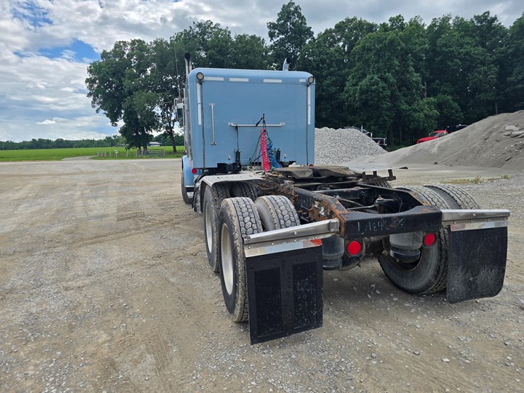 2013-peterbilt-388-image-19