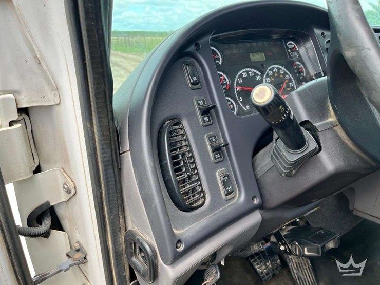 2015-freightliner-m2-106-image-30
