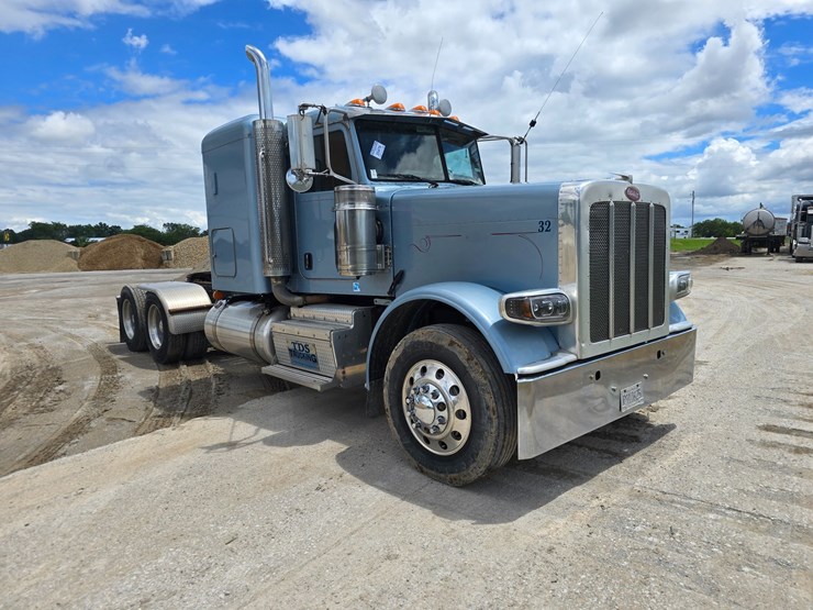 2013-peterbilt-388-image-31