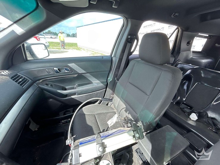 2016-ford-explorer-image-16