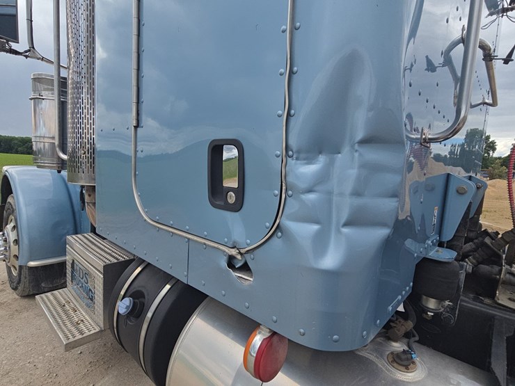 2013-peterbilt-388-image-86