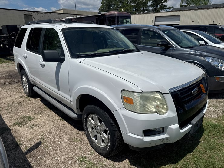 2010-ford-explorer-xlt-image-2