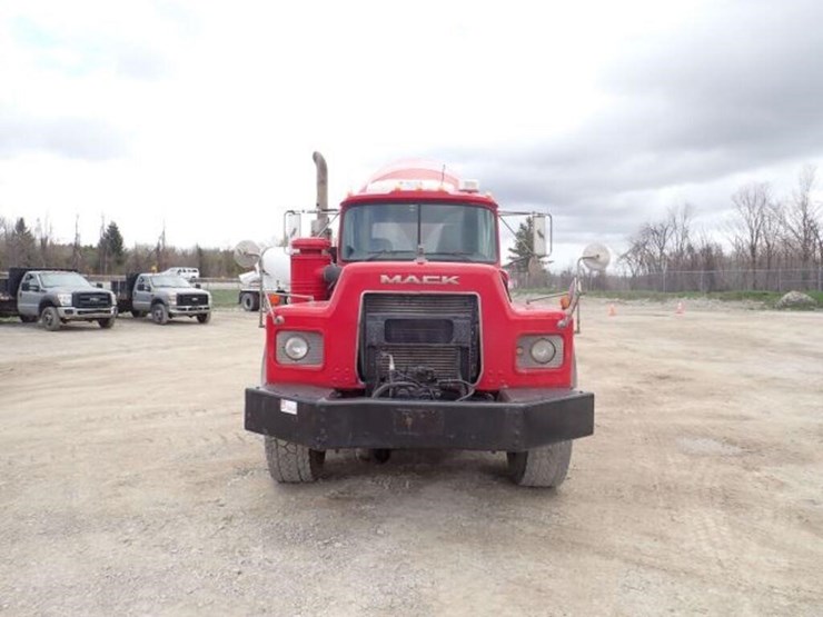 1999-mack-rb690s-image-2