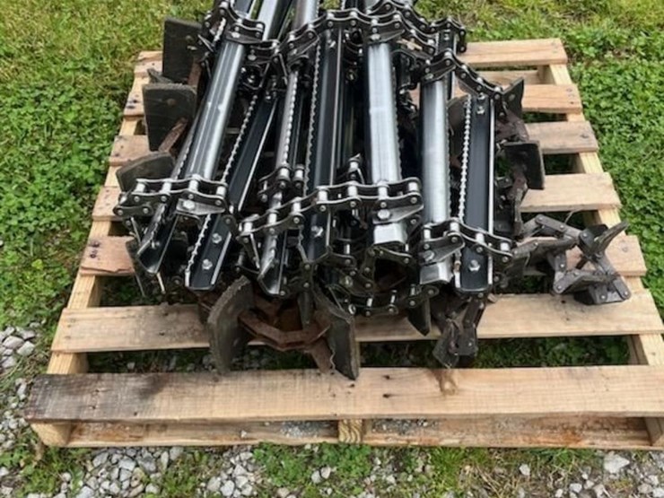 case-ih-5130-combine-feeder-house-chain-and-elevator-chains-image-1