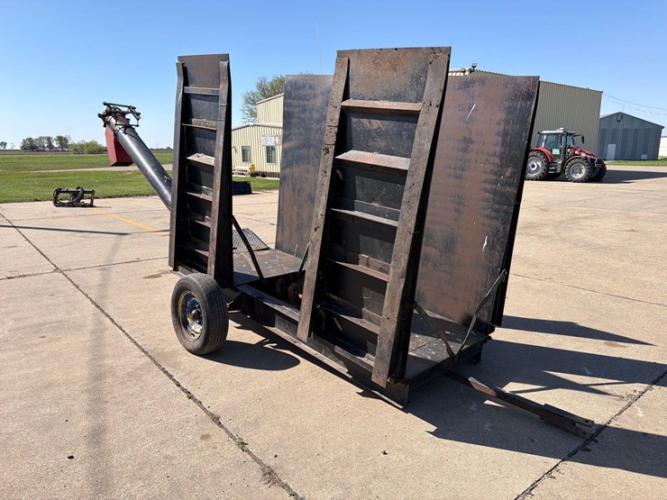 driver-over-hopper-with-unload-auger-image-1