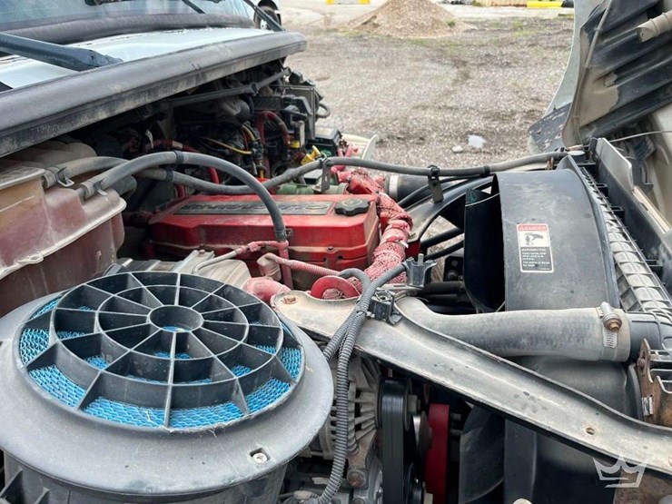 2015-freightliner-m2-106-image-16
