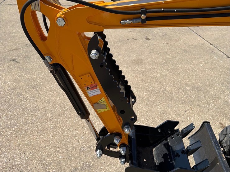 future-model-15-mini-excavator-image-7