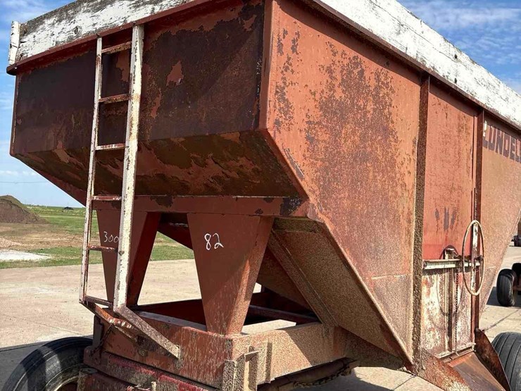 lundell-350-bushel-gravity-wagon-image-10