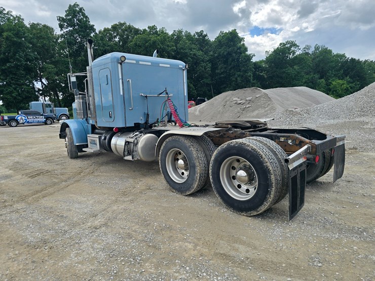 2013-peterbilt-388-image-15