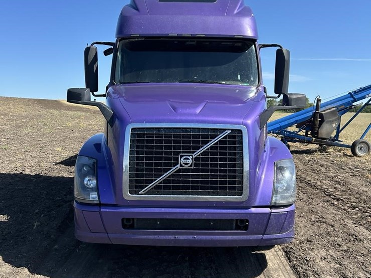 2015-volvo-vnl42t670-image-2