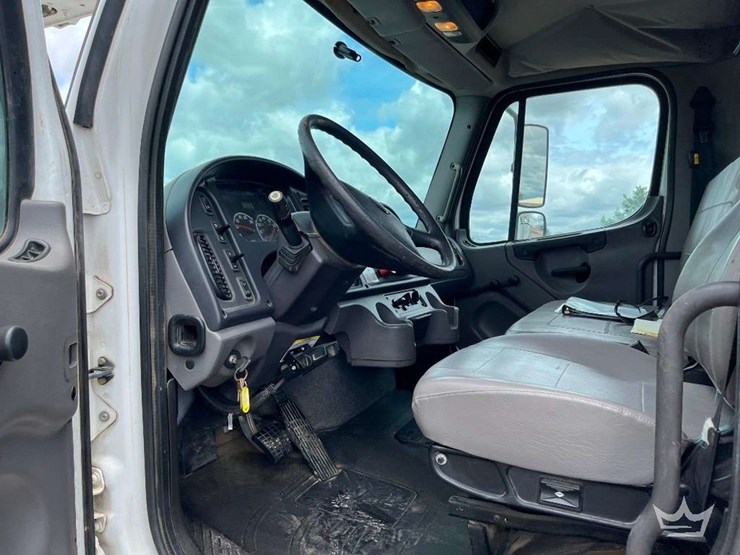 2015-freightliner-m2-106-image-22