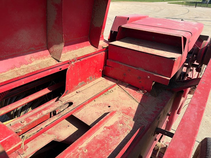 new-holland-275-image-27