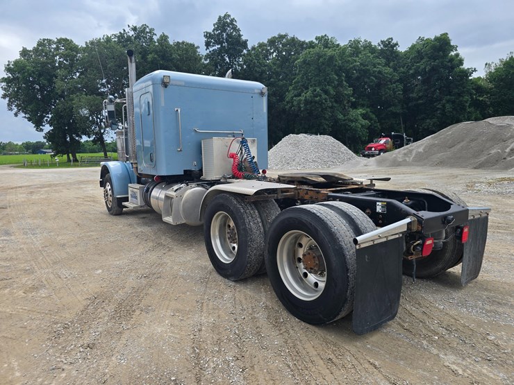 2011-peterbilt-388-image-13