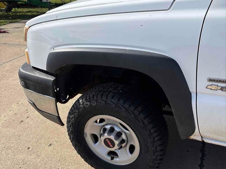 2004-chevrolet-2500hd-image-13