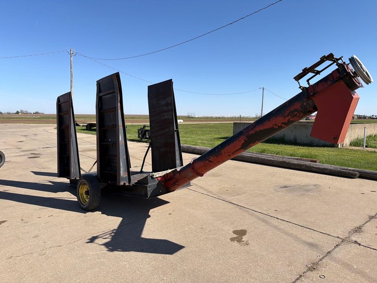 driver-over-hopper-with-unload-auger-image-3