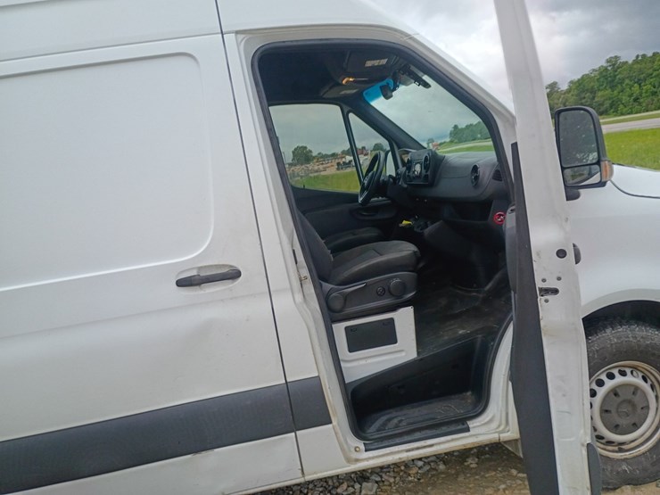 2019-mercedes-benz-sprinter-2500-image-31