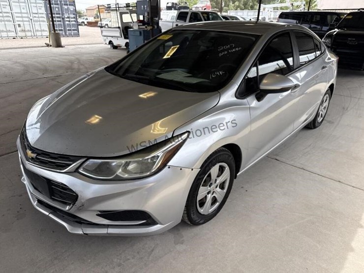 2017-chevrolet-cruze-ls-sdn-image-4