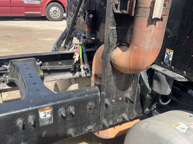 2009-peterbilt-387-image-17
