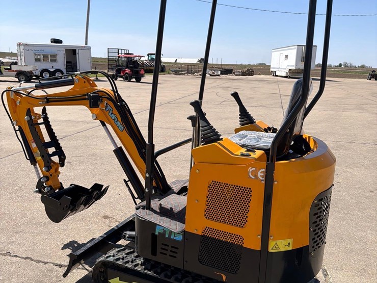 future-model-15-mini-excavator-image-3