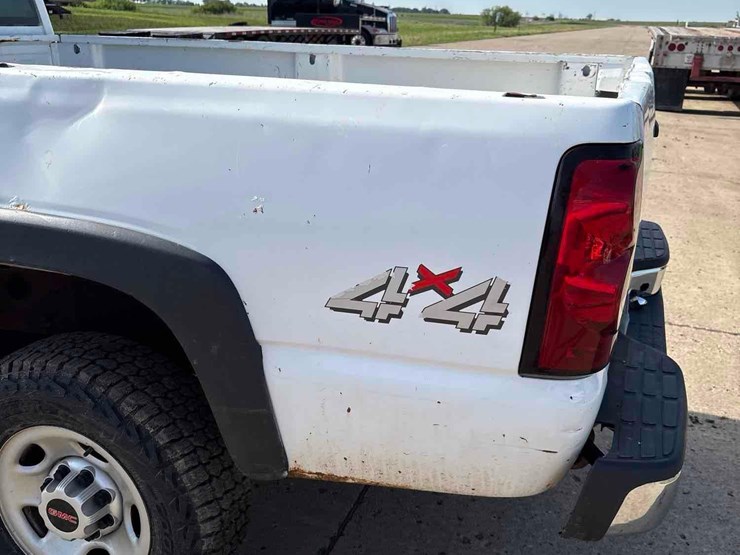 2004-chevrolet-2500hd-image-7