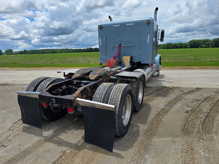 2013-peterbilt-388-image-17