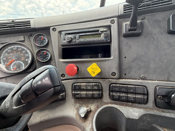 2016-freightliner-cascadia-113-image-8