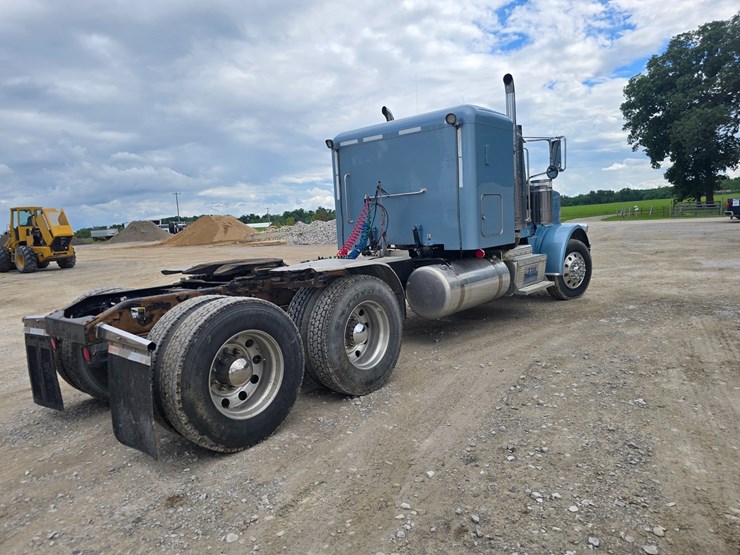 2013-peterbilt-388-image-23