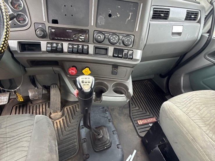 2015-kenworth-t680-image-15