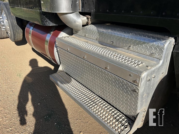 2017-peterbilt-389-image-36