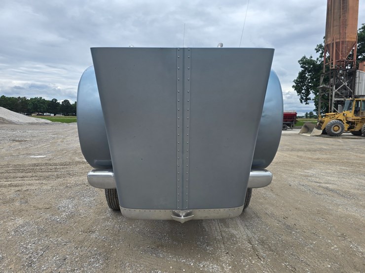 2011-peterbilt-388-image-38