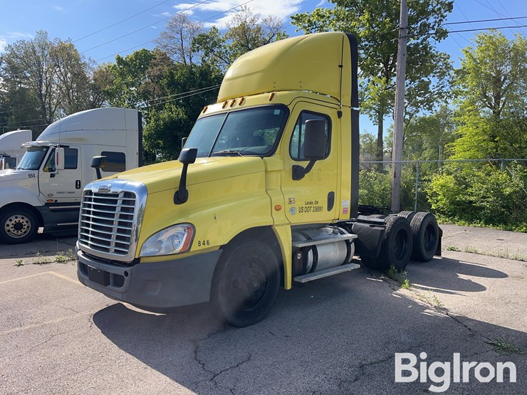 2016-freightliner-cascadia-125-image-1