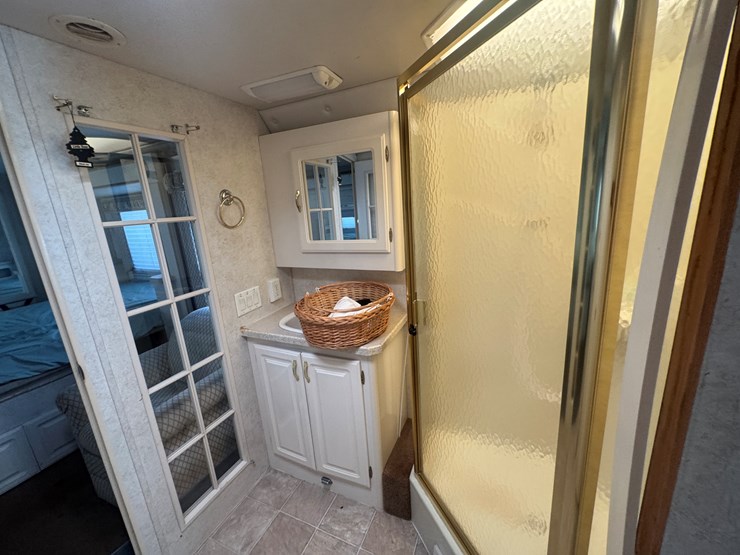 2003-gulfstream-motorhome-with-(4)-slideouts-cummins-diesel-pusher,-allison-automatic-image-23