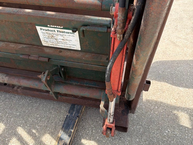 behlen-country-7ft-hydraulic-cattle-squeeze-chute-image-12