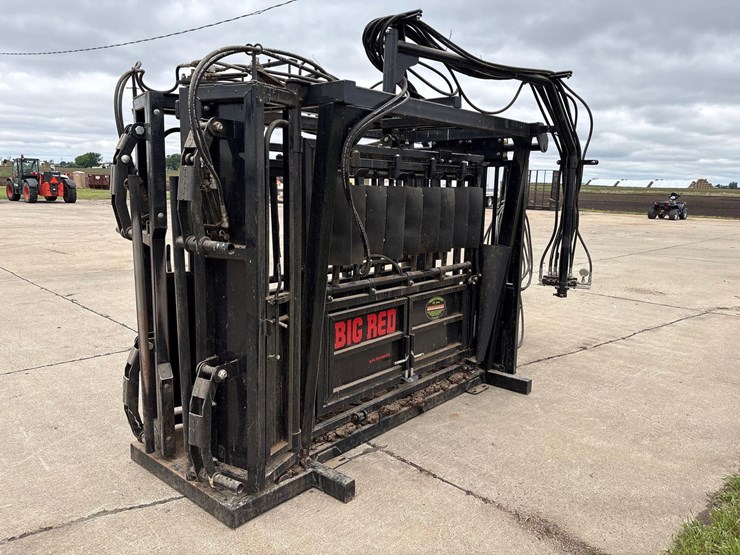 big-red-8-1/2ft-hydraulic-squeeze-chute-image-1