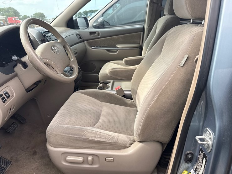 2009-toyota-sienna-image-21