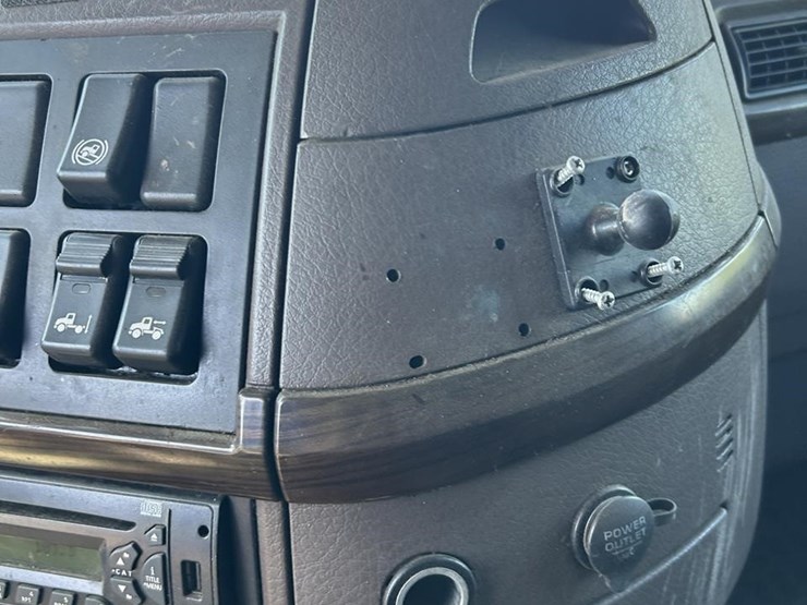 2015-volvo-vnl42t670-image-34