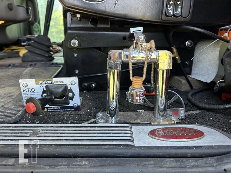 2017-peterbilt-389-image-57