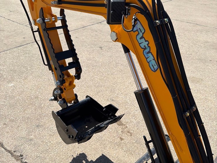 future-model-15-mini-excavator-image-15