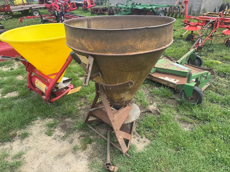 galvanized-3-pt-pto-fertilize-spreader-image-1