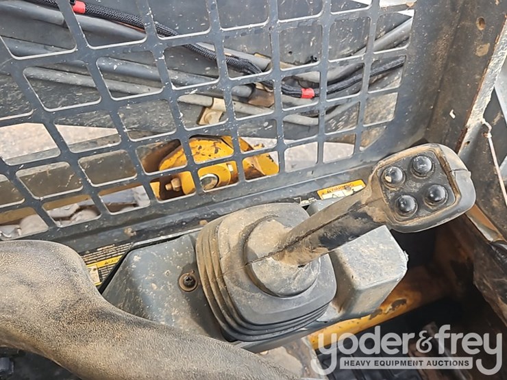 2018-deere-317g-image-27