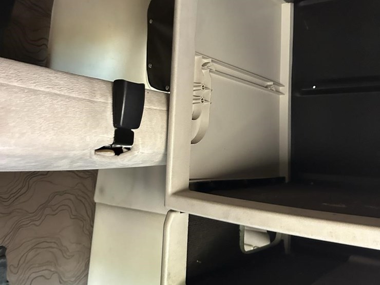 2015-volvo-vnl42t670-image-41