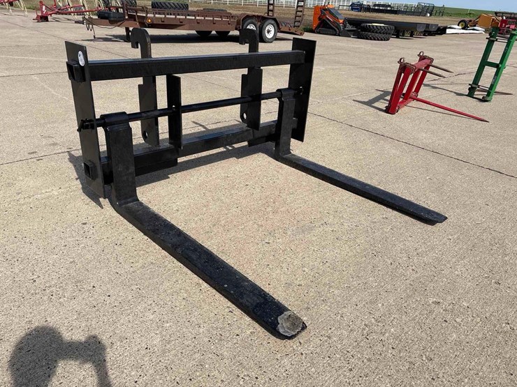 m&j-volvo-mount-pallet-forks-image-1