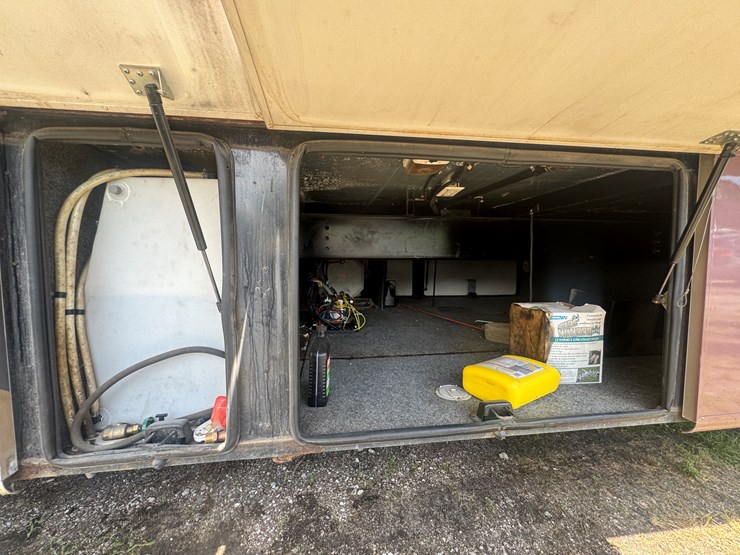 2003-gulfstream-motorhome-with-(4)-slideouts-cummins-diesel-pusher,-allison-automatic-image-9