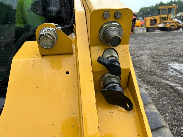 2023-caterpillar-279d3-image-11