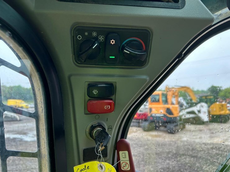 2023-caterpillar-279d3-image-25
